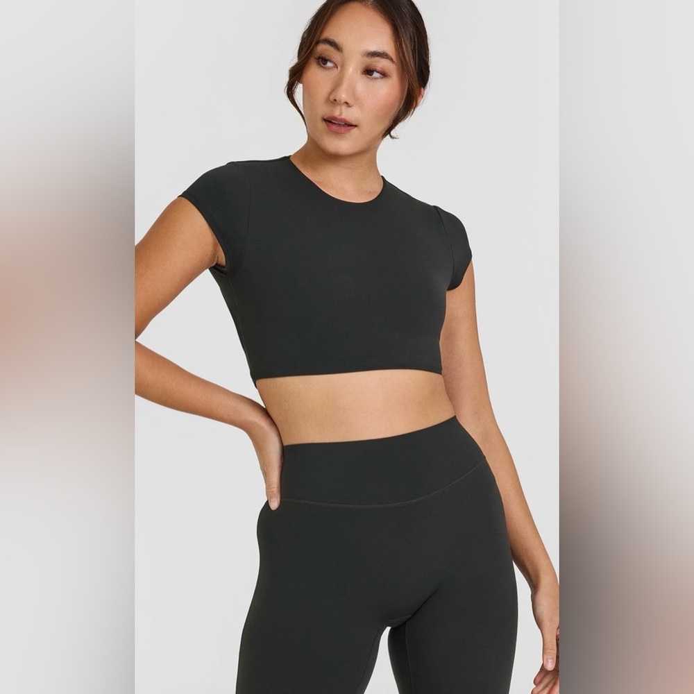 ONER ACTIVE SOFT BLACK SOFTMOTION™ SHORT SLEEVE CROP TOP WITH WHITE LOGO
